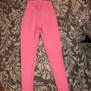 Neon pink leggings 💕